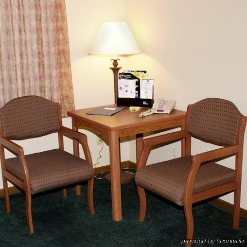 Super 8 By Wyndham Berlin Wi Quarto foto